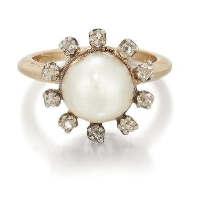 Lot 1450 - A CULTURED PEARL AND DIAMOND CLUSTER RING