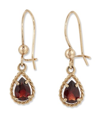 Lot 1541 - A PAIR OF GARNET DROP EARRINGS