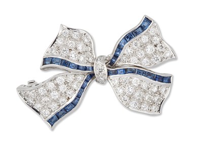 Lot 1592 - AN 18 CARAT WHITE GOLD SAPPHIRE AND DIAMOND BOW BROOCH