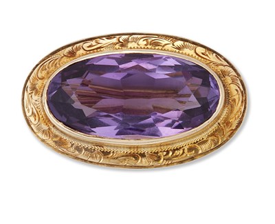 Lot 1634 - AN AMETHYST BROOCH