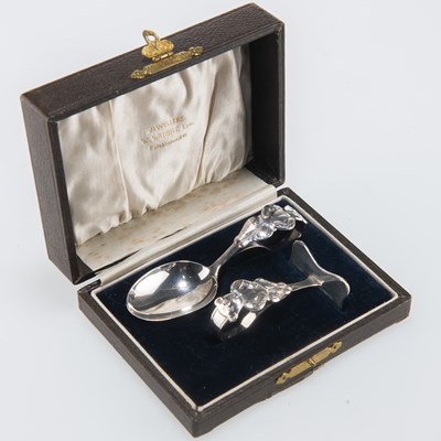 Lot 1236 - A GEORGE V SILVER BABY'S SPOON AND PUSHER