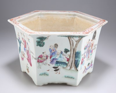 Lot 3004 - A CHINESE FAMILLE ROSE PLANTER, 18TH/19TH CENTURY