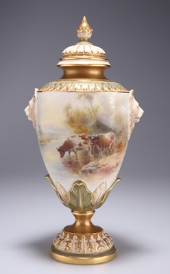 Lot 138 - A LARGE ROYAL WORCESTER VASE AND COVER