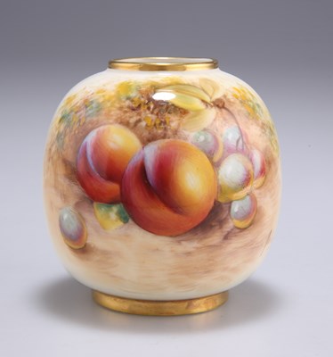 Lot 134 - A ROYAL WORCESTER VASE