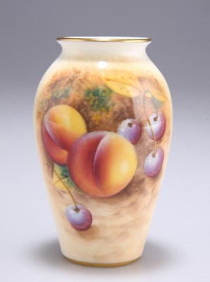 Lot 136 - A ROYAL WORCESTER VASE