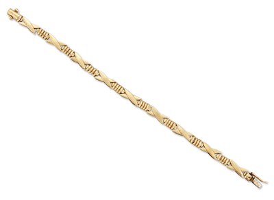 Lot 2122 - A 9 CARAT GOLD FANCY LINK BRACELET