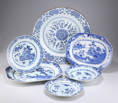 Lot 3059 - FIVE CHINESE BLUE AND WHITE  PORCELAIN DISHES/PLATES, LATE 18th CENTURY