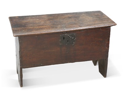 Lot 406 - A SMALL 17TH CENTURY OAK SIX-PLANK COFFER