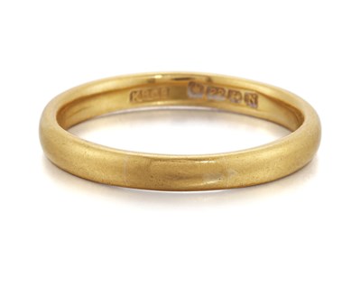 Lot 2244 - A 22 CARAT GOLD BAND RING