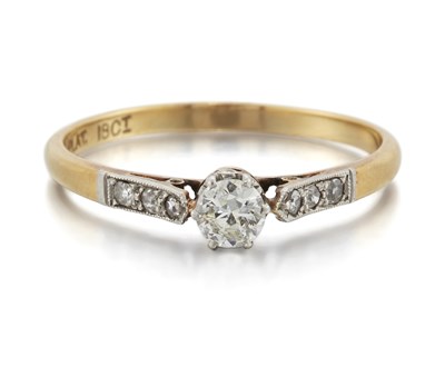 Lot 2198 - A SOLITAIRE DIAMOND RING
