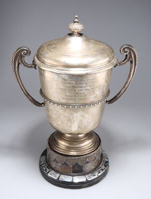 Lot 1363 - A GEORGE V LARGE SILVER TROPHY CUP AND COVER