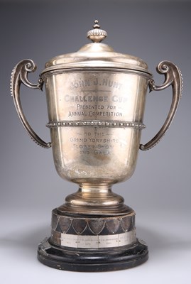 Lot 1363 - A GEORGE V LARGE SILVER TROPHY CUP AND COVER