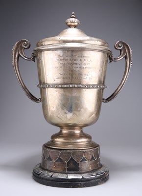 Lot 1363 - A GEORGE V LARGE SILVER TROPHY CUP AND COVER