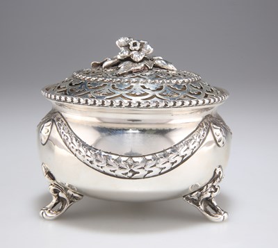 Lot 1319 - A GEORGE V SILVER SILVER POTPOURRI BOWL