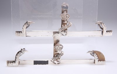 Lot 1089 - † A PAIR OF EARLY 20TH CENTURY COLONIAL INDIAN SILVER MENU HOLDERS