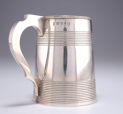 Lot 1218 - A GEORGE III SILVER PINT MUG