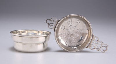 Lot 1224 - AN ELIZABETH II SILVER TEA STRAINER AND STAND