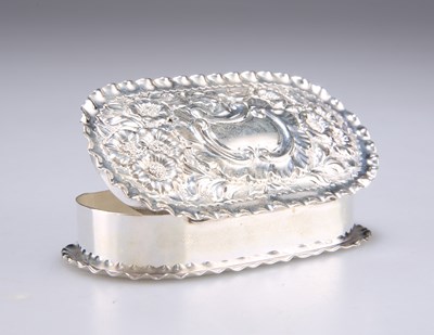 Lot 1122 - A LATE VICTORIAN SILVER SNUFF BOX