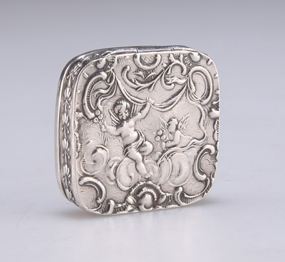 Lot 1135 - A CONTINENTAL SILVER PILL BOX