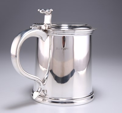 Lot 1354 - A LARGE 17TH CENTURY STYLE SILVER FLAT-TOP TANKARD