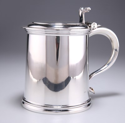 Lot 1354 - A LARGE 17TH CENTURY STYLE SILVER FLAT-TOP TANKARD