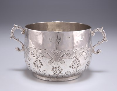 Lot 1023 - A COMMONWEALTH SILVER PORRINGER