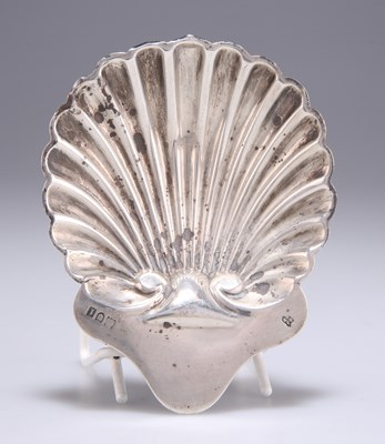 Lot 1275 - AN EDWARDIAN SILVER BUTTER DISH