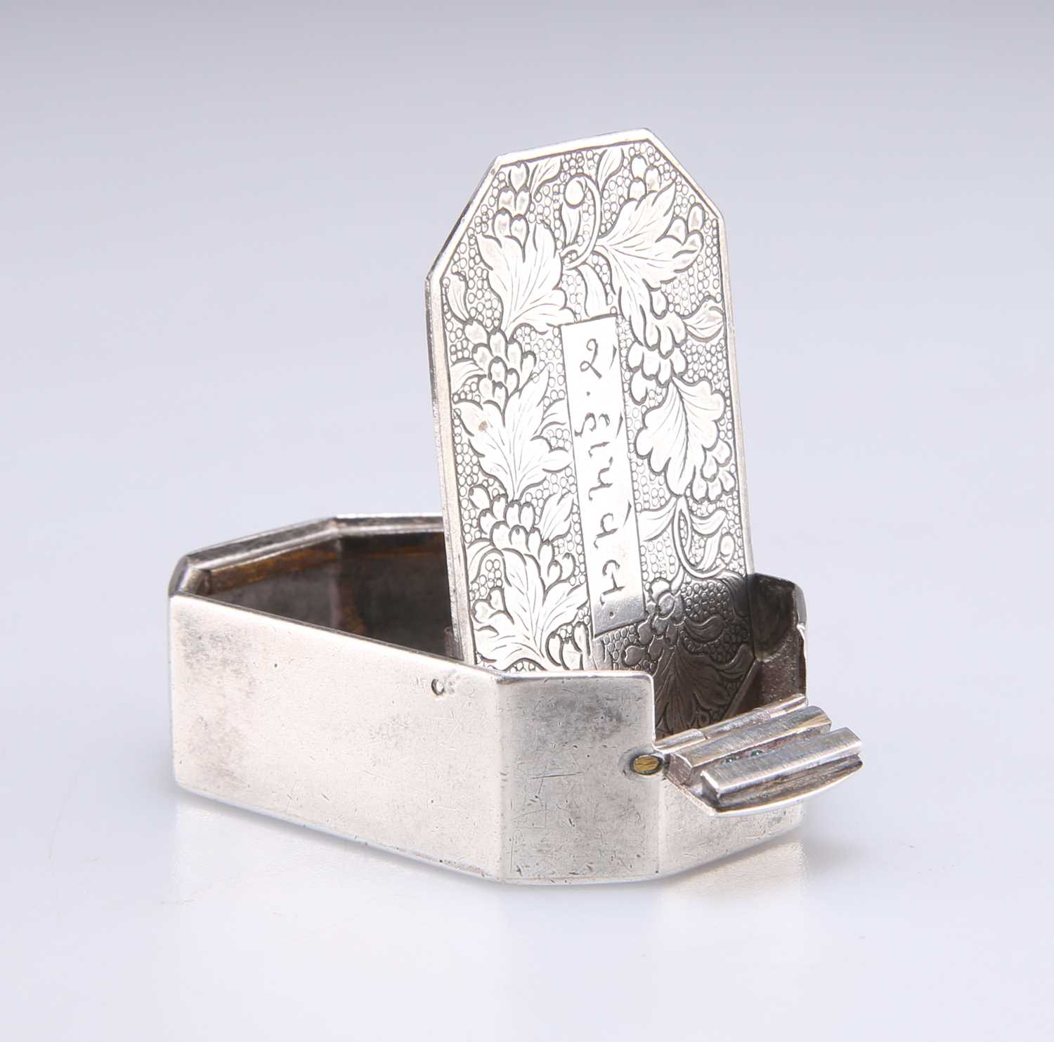 Lot 1276 - A RARE CHINESE EXPORT SILVER COMBINATION SNUFF BOX