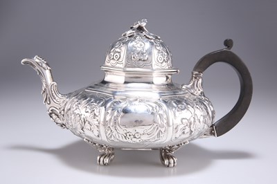 Lot 1326 - A GEORGE IV SILVER TEAPOT