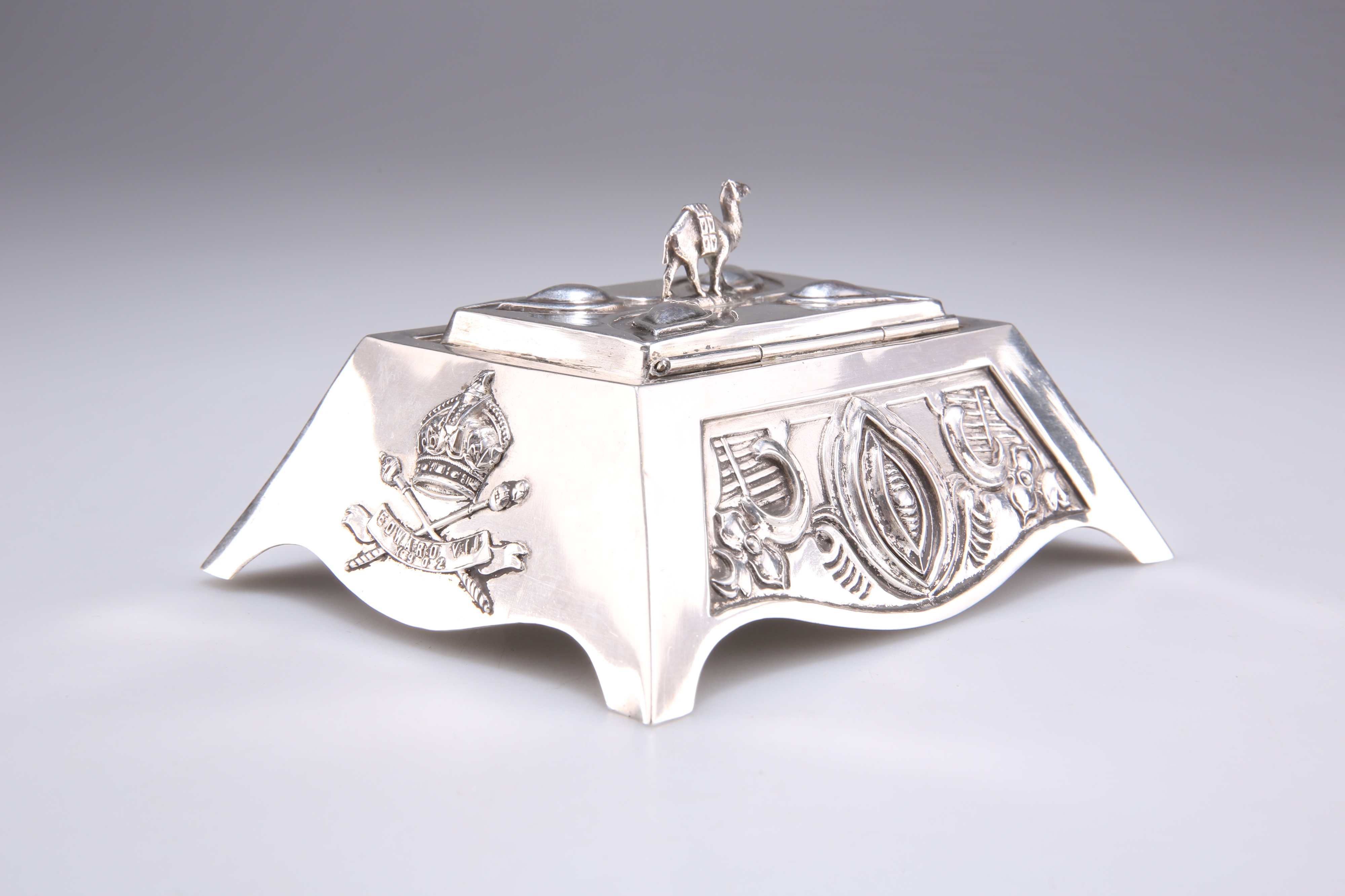 Lot 1260 - AN EDWARDIAN SILVER BOX