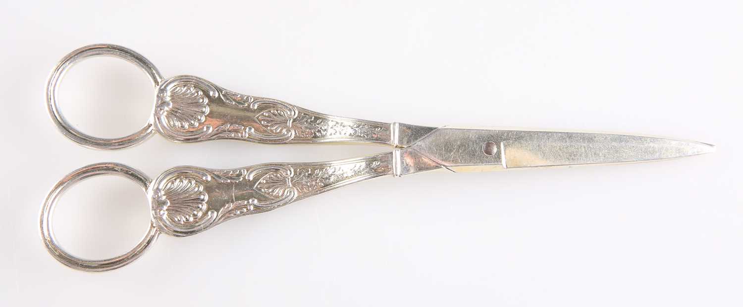 Lot 1091 - A PAIR OF GEORGE III SILVER KING'S HONEYSUCKLE PATTERN GRAPE SHEARS