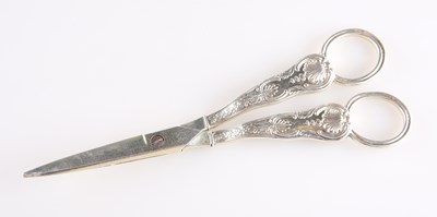 Lot 1091 - A PAIR OF GEORGE III SILVER KING'S HONEYSUCKLE PATTERN GRAPE SHEARS