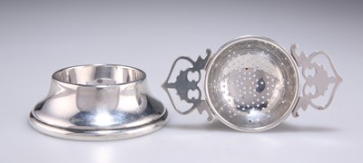Lot 1118 - A GEORGE VI SILVER TEA STRAINER ON STAND