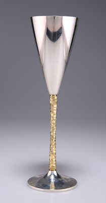 Lot 1297 - STUART DEVLIN (1931-2018), AN ELIZABETH II PARCEL-GILT SILVER CHAMPAGNE FLUTE