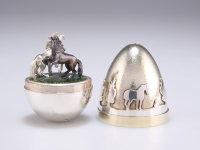 Lot 1357 - STUART DEVLIN: AN ELIZABETH II SILVER-GILT SUPRISE EGG