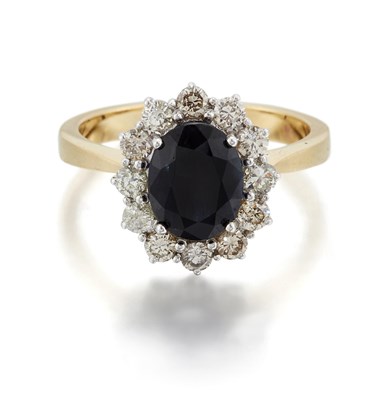 Lot 2226 - AN 18 CARAT GOLD SAPPHIRE AND DIAMOND CLUSTER RING