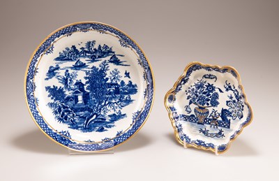 Lot 58 - A WORCESTER BLUE AND WHITE TEAPOT STAND, 'BAT' PATTERN, CIRCA 1783-85