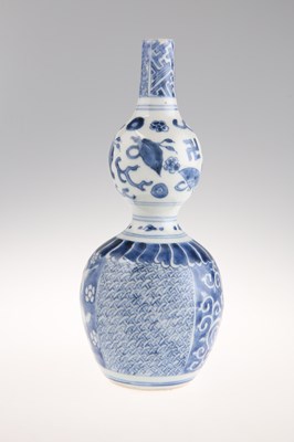 Lot 598 - A CHINESE BLUE AND WHITE PORCELAIN DOUBLE GOURD VASE, PROBABLY KANGXI/QIANLONG