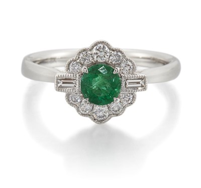 Lot 2097 - AN 18 CARAT WHITE GOLD EMERALD AND DIAMOND CLUSTER RING