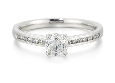 Lot 2407 - A PLATINUM DIAMOND RING