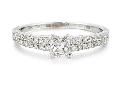 Lot 2475 - AN 18 CARAT WHITE GOLD PRINCESS-CUT DIAMOND RING