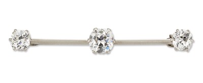 Lot 2257 - AN EARLY 20TH CENTURY DIAMOND BAR BROOCH