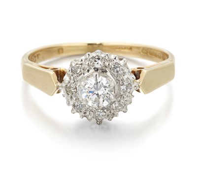 Lot 2250 - AN 18 CARAT GOLD DIAMOND CLUSTER RING