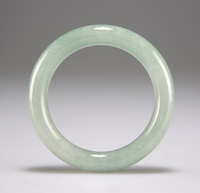 Lot 3021 - A JADE BANGLE