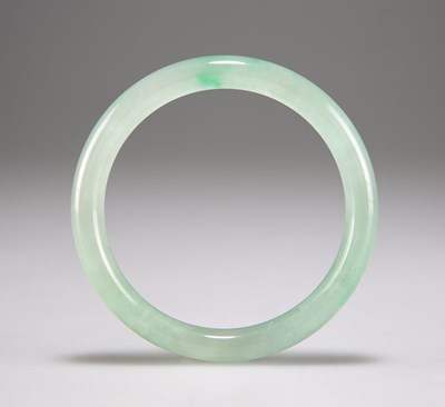 Lot 3150 - A JADE BANGLE