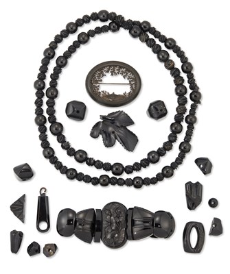 Lot 2071 - A JET BEAD NECKLACE AND A JET BRACELET