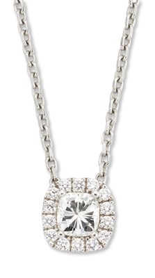 Lot 2312 - AN 18 CARAT WHITE GOLD DIAMOND CLUSTER PENDANT ON CHAIN