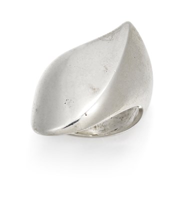 Lot 2061 - NANNA DITZEL FOR GEORG JENSEN - A DANISH SILVER RING