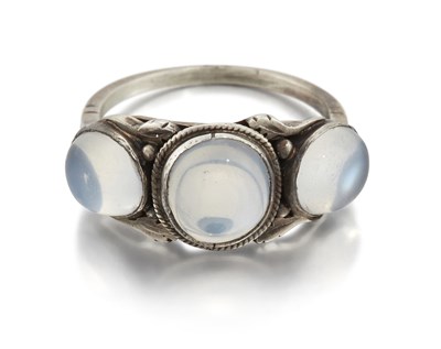 Lot 2079 - AN ARTS AND CRAFTS MOONSTONE THREE STONE RING
