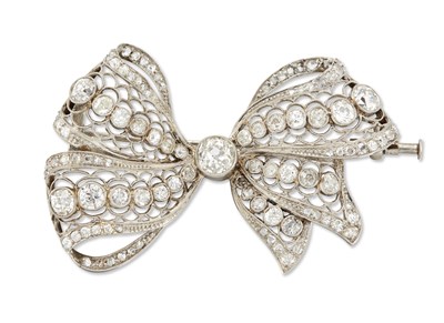 Lot 2157 - AN EARLY 20TH CENTURY DIAMOND RIBBON BOW BROOCH